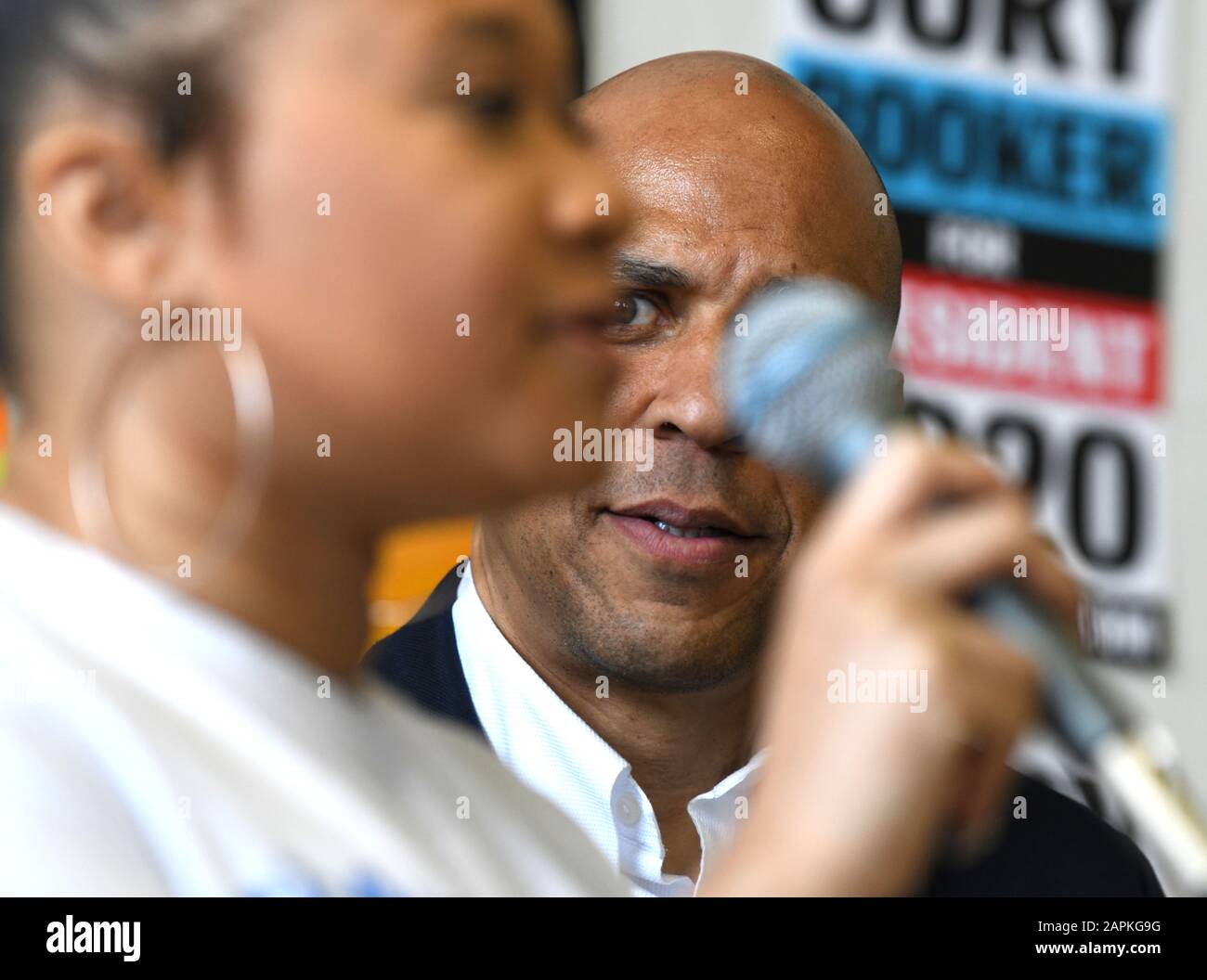 Milwaukee, Wisconsin, États-Unis. Apr 23, 2019. New Jersey CORY Booker, un sénateur candidat à la nomination présidentielle Démocrate de 2020, à l'écoute des experts TATIANA WASHINGTON, 18, comme il dirige une discussion sur la violence par arme à feu au Café vous fait un café noir à Milwaukee, Wisconsin, le mardi 23 avril 2019. Credit : Mark Hertzberg/ZUMA/Alamy Fil Live News Banque D'Images