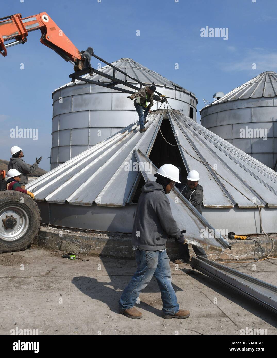 Mount Pleasant, Wisconsin, États-Unis. 17 avril 2019. Les travailleurs démantelant une ancienne trémie d'entreposage de grain à l'ancienne ferme Borzynski de 9,6 acres près du campus Foxconn dans le village de Mount Pleasant, Wisconsin mercredi 17 avril 2019. Wis. Gov. Tony Evers a déclaré plus tôt dans la journée que le contrat de l'État avec Foxconn devrait être réévalué parce que l'entreprise n'offrira probablement pas les 13 000 emplois promis quand son prédécesseur républicain Gov. Scott Walker a aidé à berger le contrat. Evers, démocrate, a été élu en novembre. La ferme aurait été vendue à Foxconn pour environ 0,6 million. (Crédit Imag Banque D'Images