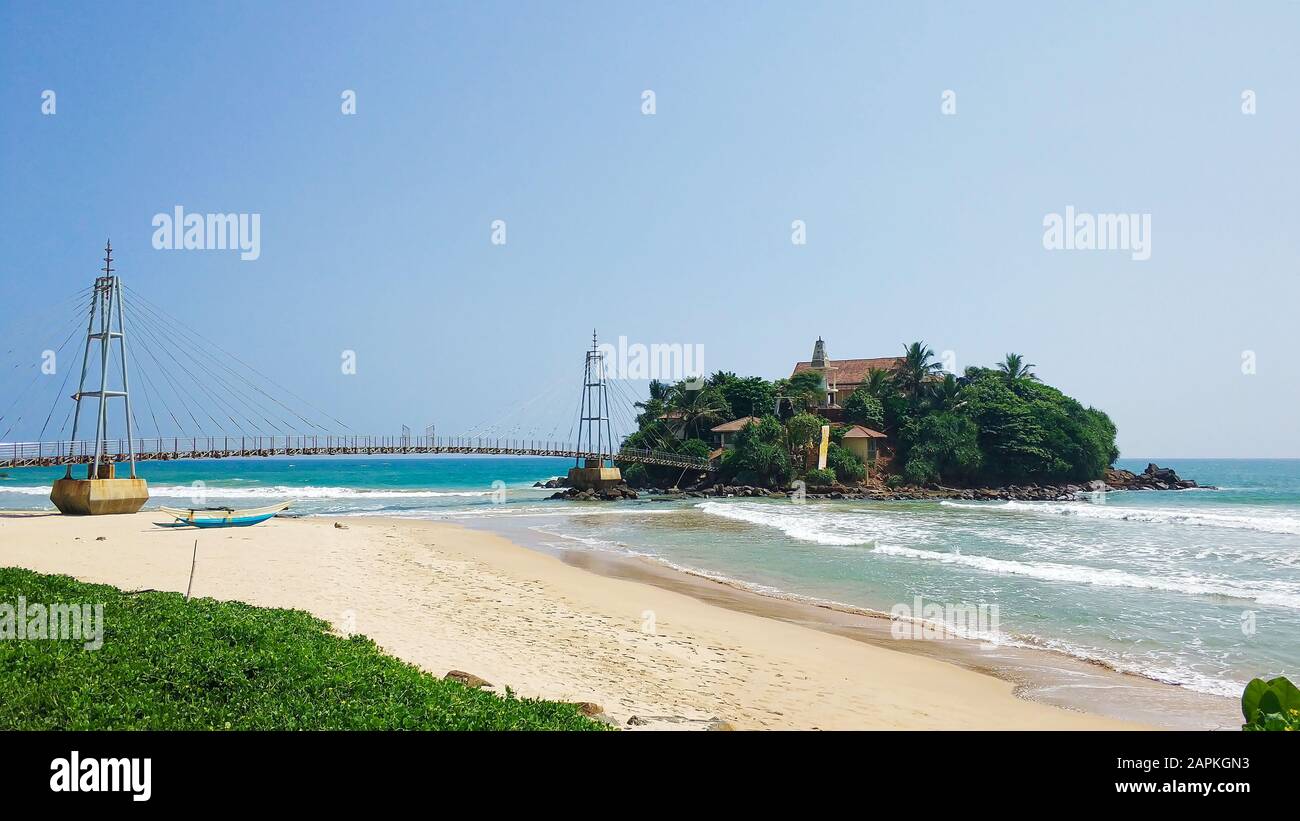 Pont de la plage à l'île dans l'océan. Banque D'Images