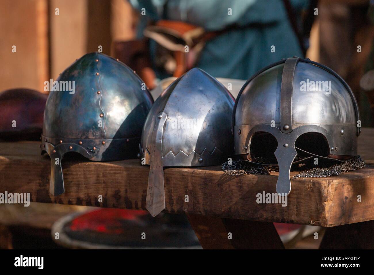 Vue rapprochée des casques de combat médiévaux. Banque D'Images