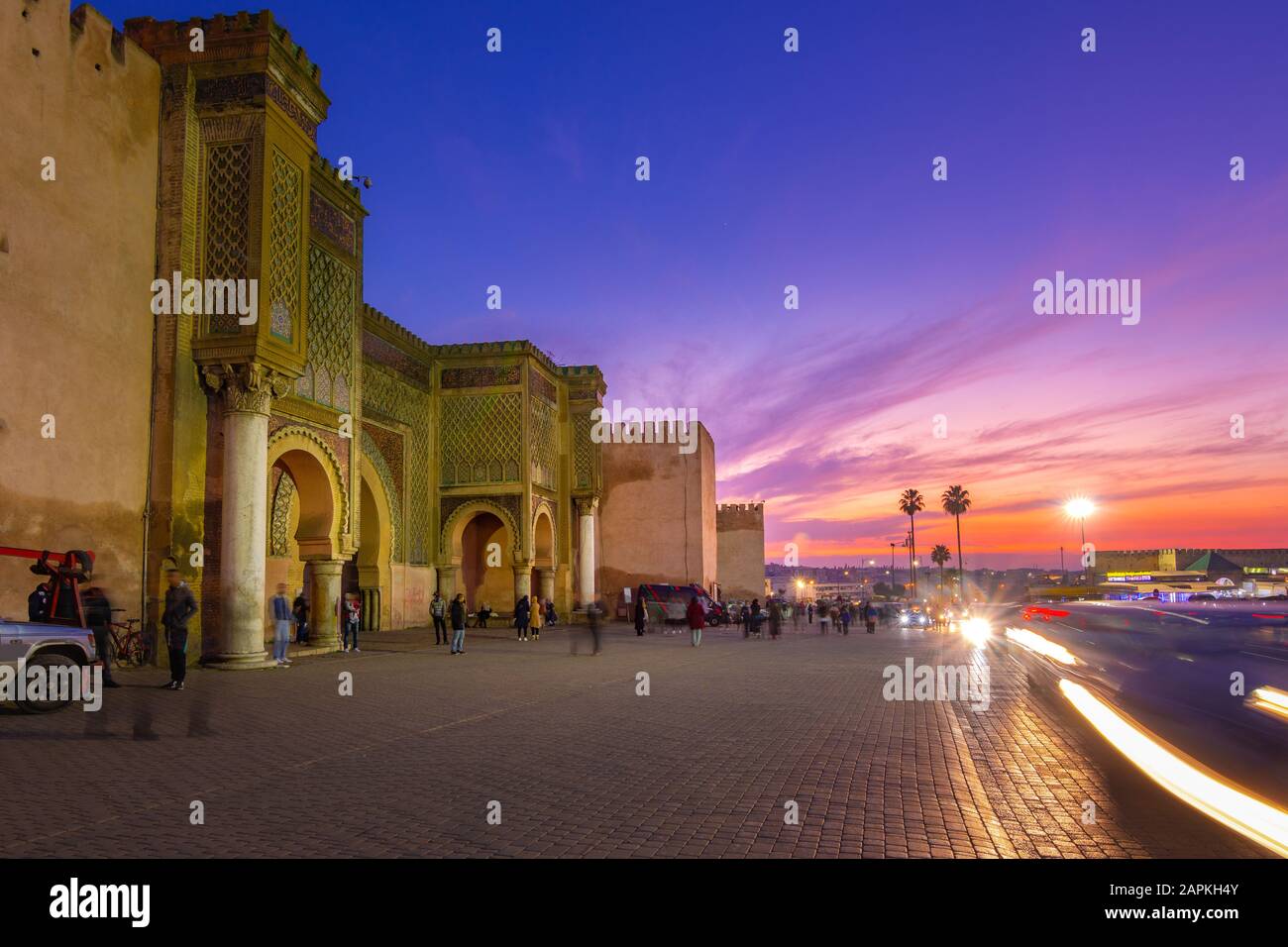 Ancienne porte et les murs de Bab El-Mansour à Meknes. Le Maroc, l'Afrique du Nord Banque D'Images