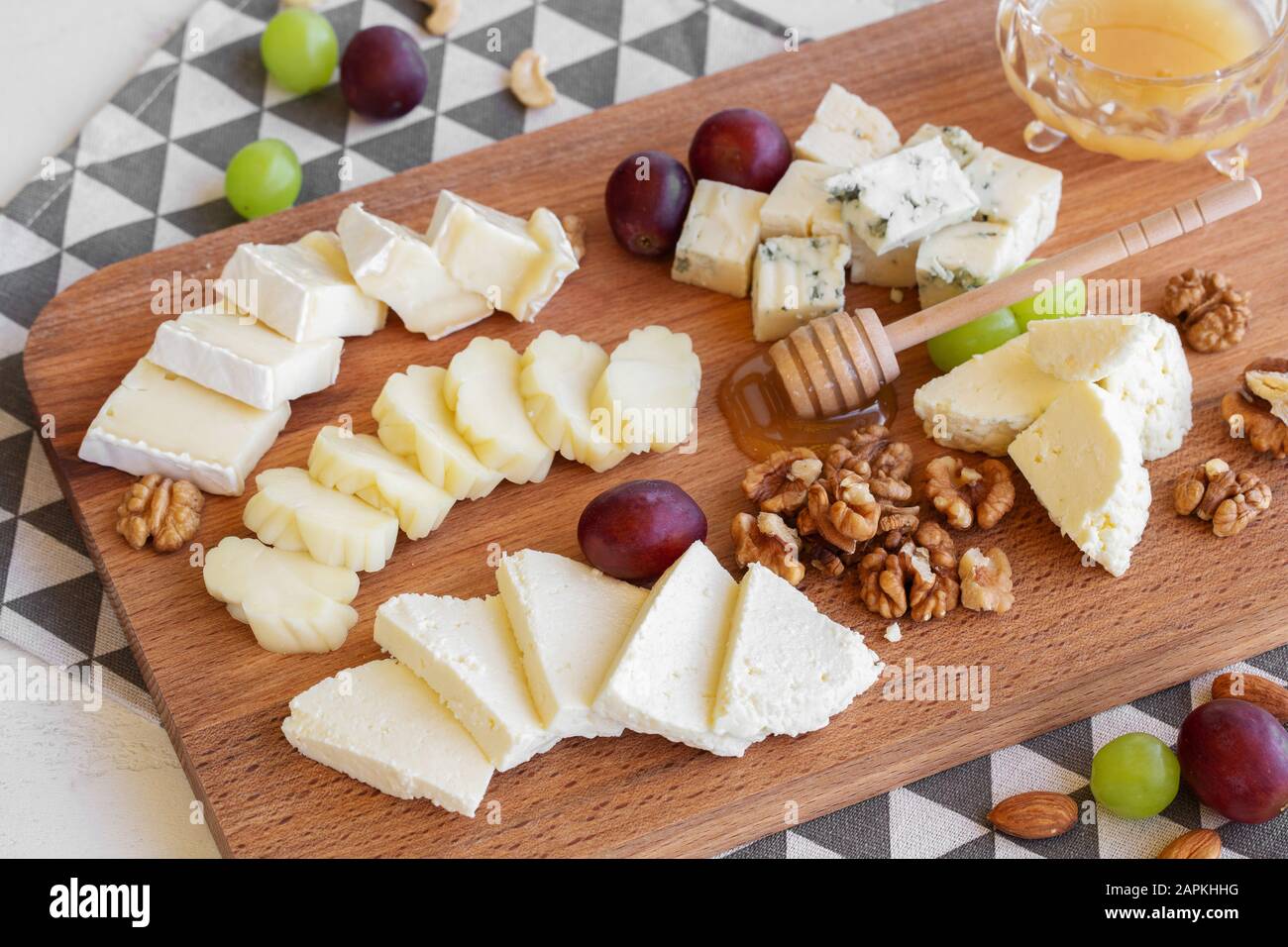 Assortiment de fromages à bord. Banque D'Images