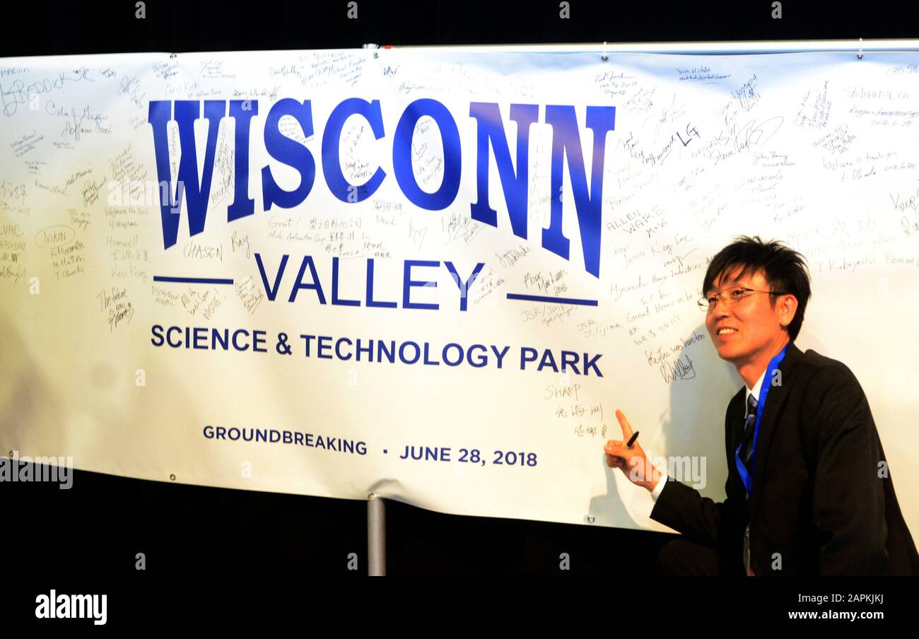 Mount Pleasant, Wisconsin, États-Unis. 28 juin 2018. Les invités, y compris KAISHU HAJIME du Japon, un cadre de Sharp Corporation, ont signé des affiches et posé pour des photos à l'usine Opus de Foxconn dans le village de Mount Pleasant, Wisconsin. Cet événement, dont le président Trump est à la tête, a suivi un événement de cérémonie révolutionnaire dans l'un des chantiers de construction à proximité de Foxconn. Crédit: Mark Hertzberg/Zuma Wire/Alay Live News Banque D'Images