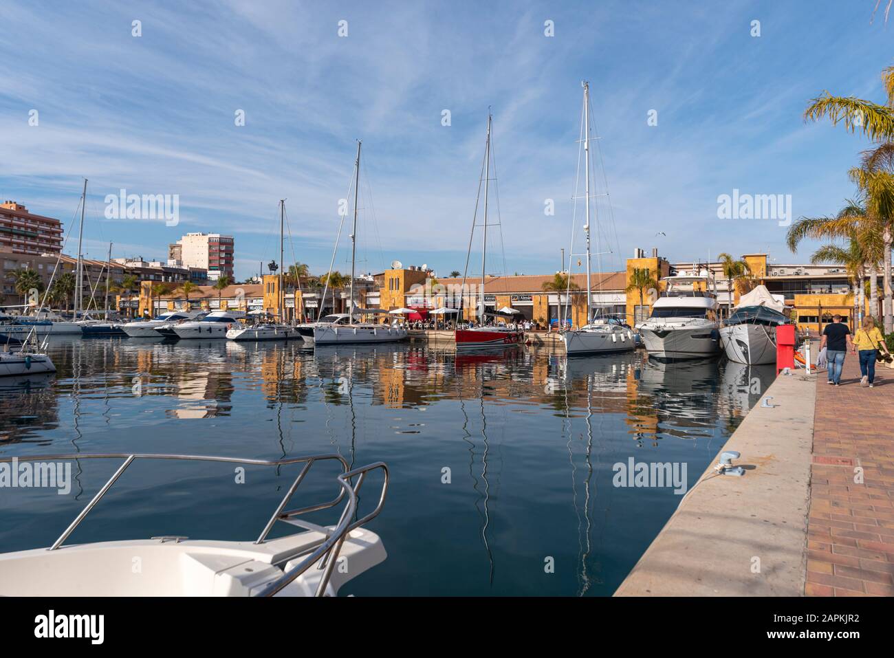 Port de plaisance de Puerto de Mazarron, région de Murcie, Costa Calida, Espagne. Port avec yachts. Réflexions. Les gens marchant, profiter d'une promenade Banque D'Images