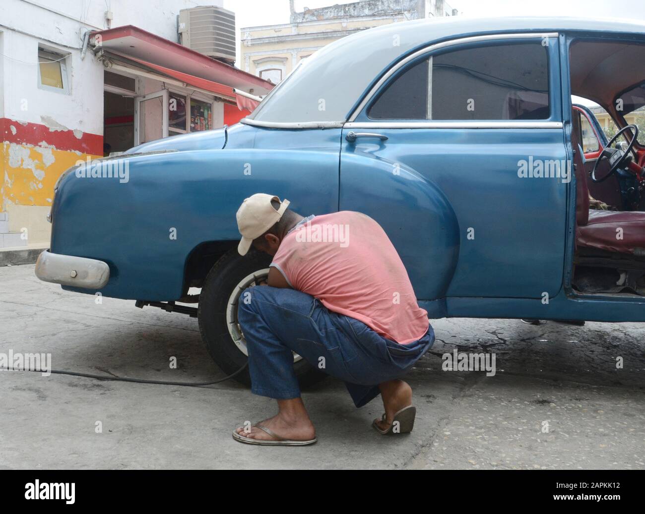 La Havane, Cuba. 25 février 2016. Un automobiliste travaille sur son automobile Chevrolet au début des années 1950 à une station de service à la Havane, Cuba, le 25 février 2016. Il y a des craintes à Cuba d'une nouvelle crise économique précipitée par l'évolution de la situation au Venezuela et par de nouvelles lignes directrices émises par l'administration Trump. Crédit: Mark Hertzberg/Zuma Wire/Alay Live News Banque D'Images