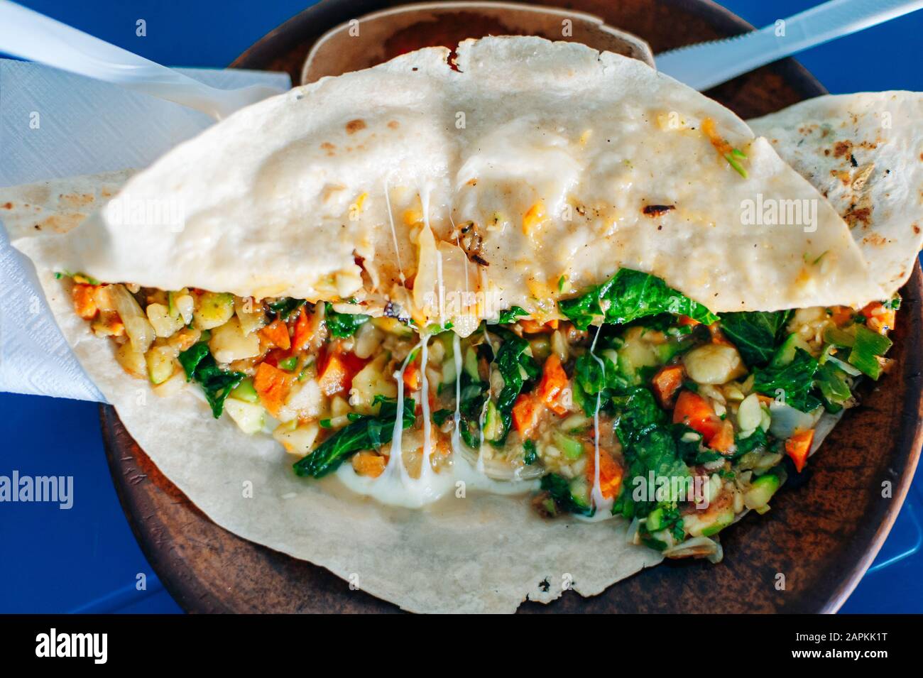 Gros plan photo d'un taco mexicain traditionnel dans un marché de la nourriture de rue Banque D'Images