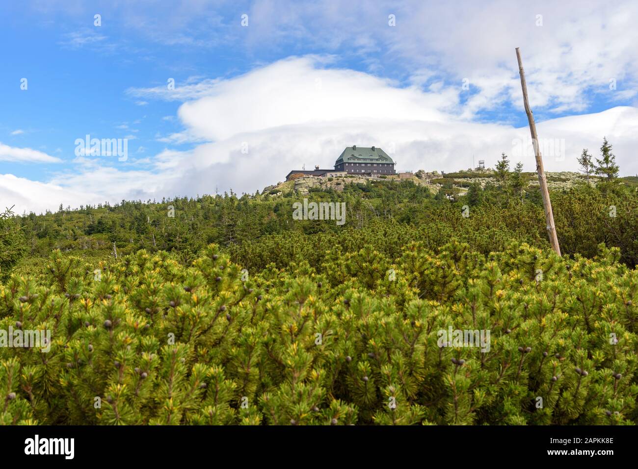 Vue sur l'abri sur la montagne Szrenica dans les montagnes géantes polistiques Banque D'Images