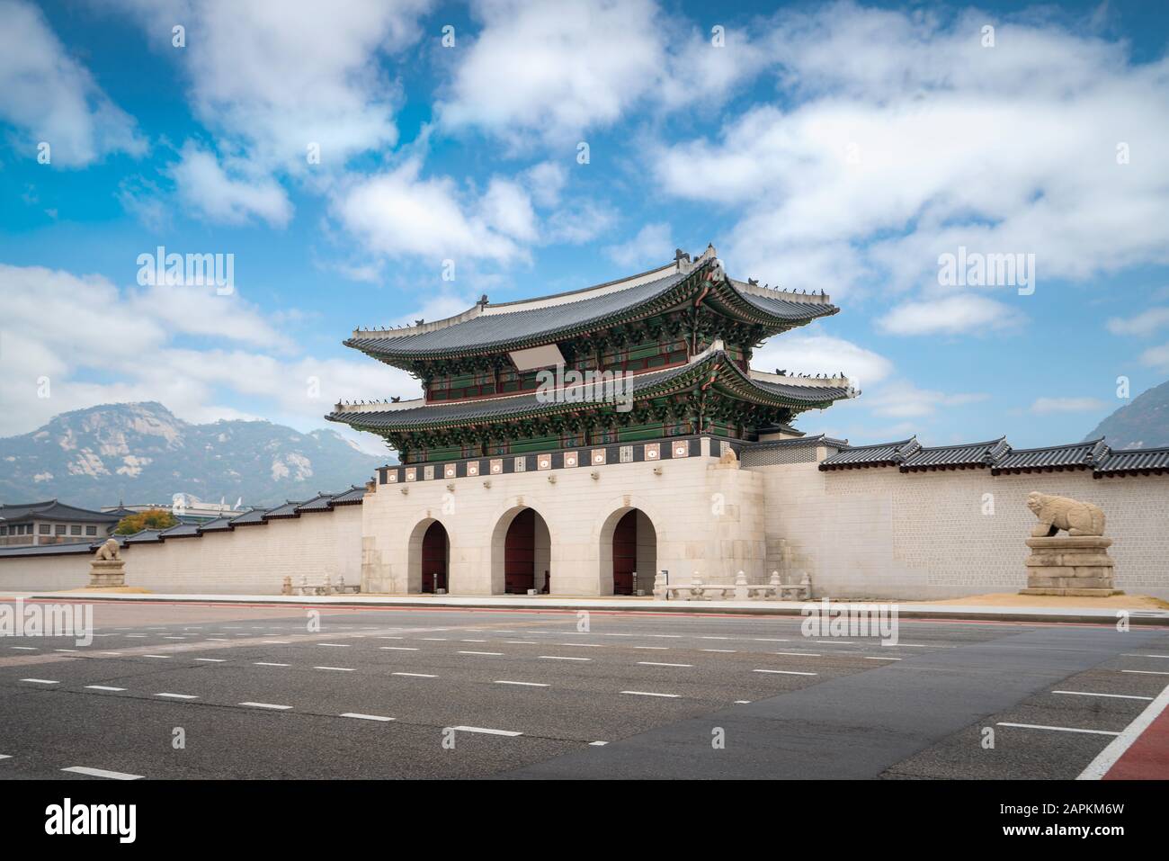 Palais Gyeongbokgung porte et mur avec ciel agréable le matin site touristique de Séoul, Corée du Sud. Le tourisme asiatique, la construction d'histoire ou la culture de tradition et Banque D'Images