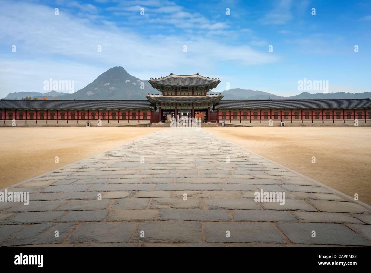 Palais Gyeongbokgung porte et mur avec ciel agréable le matin site touristique de Séoul, Corée du Sud. Le tourisme asiatique, la construction d'histoire ou la culture de tradition et Banque D'Images