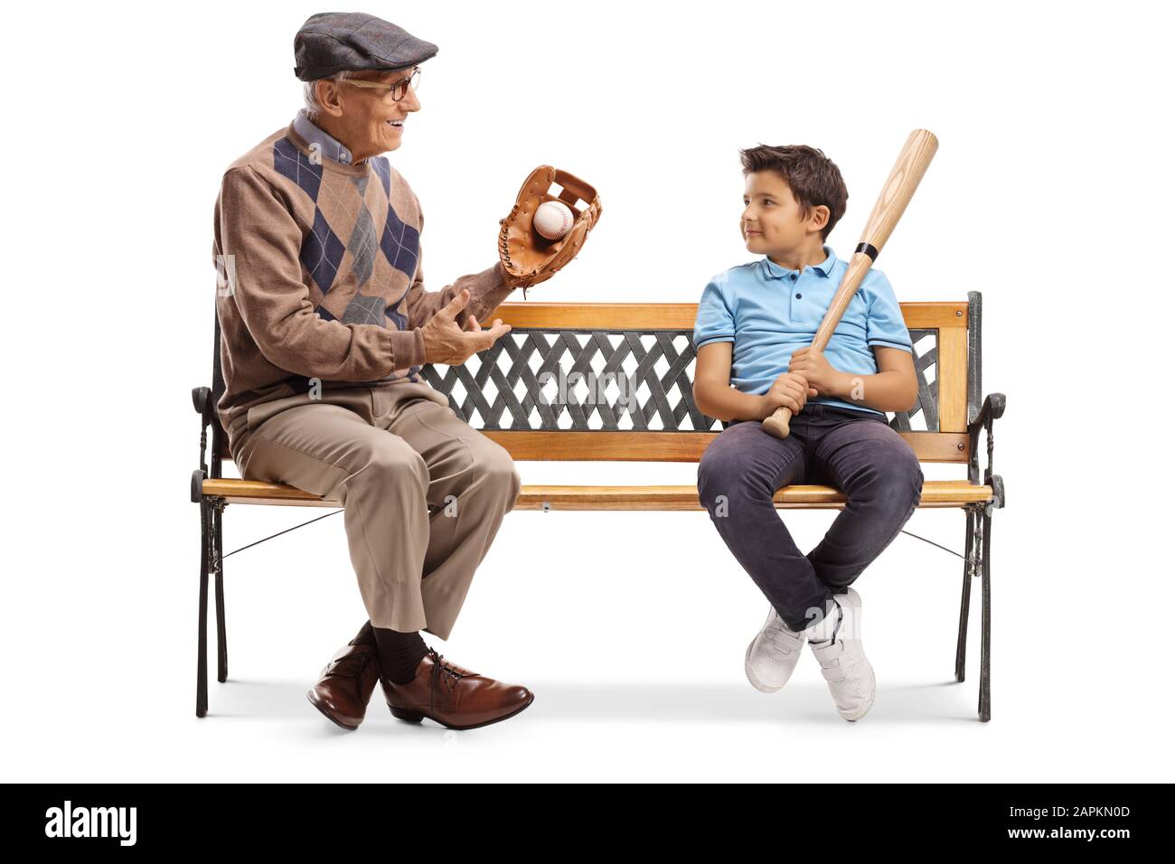 Homme âgé avec gant de base-ball et balle parlant à un garçon et assis sur un banc isolé sur fond blanc Banque D'Images