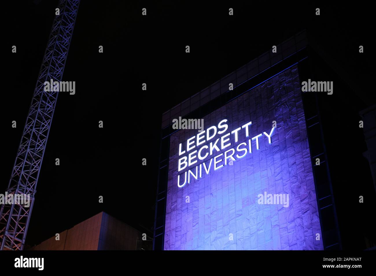 Leeds, ROYAUME-UNI - 11 janvier 2020: Gros plan horizontal de Leeds Beckett University Lite vers le haut la nuit Banque D'Images