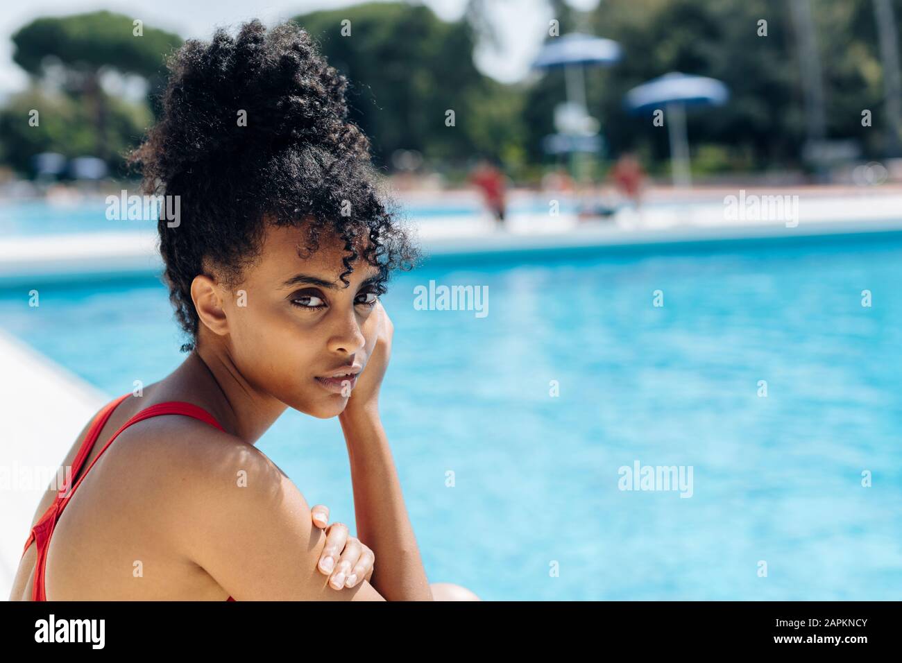 Portrait of young woman at poolside Banque D'Images