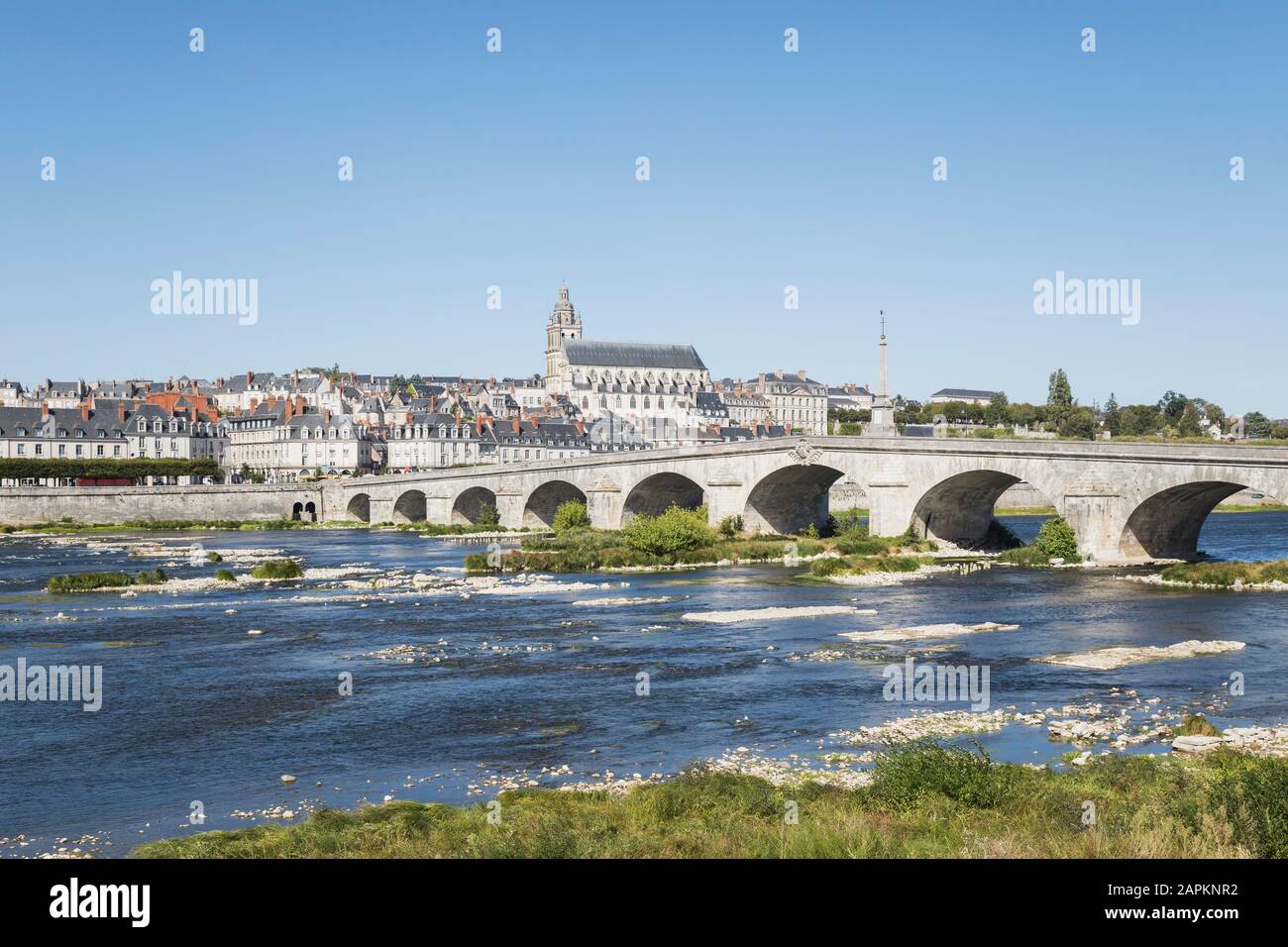France, Centre-Val de Loire, Blois, ciel clair sur le Pont Jacques-Gabriel avec ville en arrière-plan Banque D'Images
