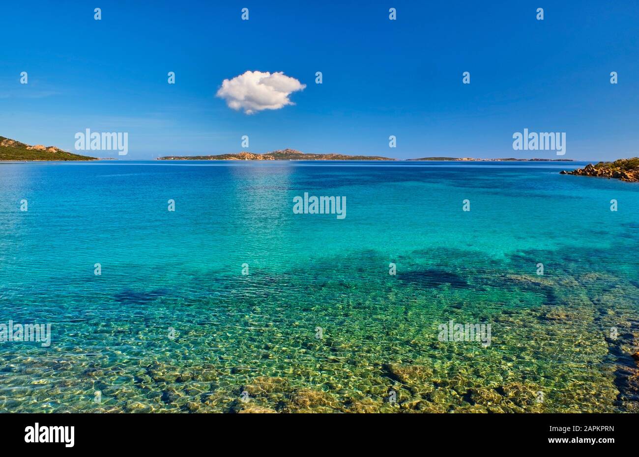 Italie, Province de Sassari, la Maddalena, nuage unique flottant sur les eaux côtières du détroit de Bonifacio Banque D'Images