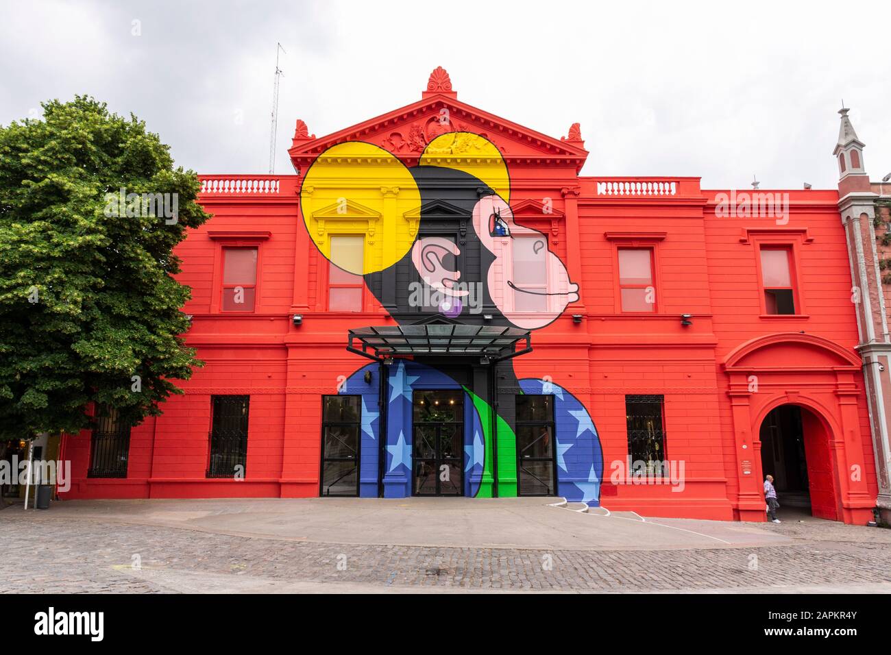 Bâtiment rouge coloré au Centre culturel de Recoleta, Buenos Aires, Argentine Banque D'Images