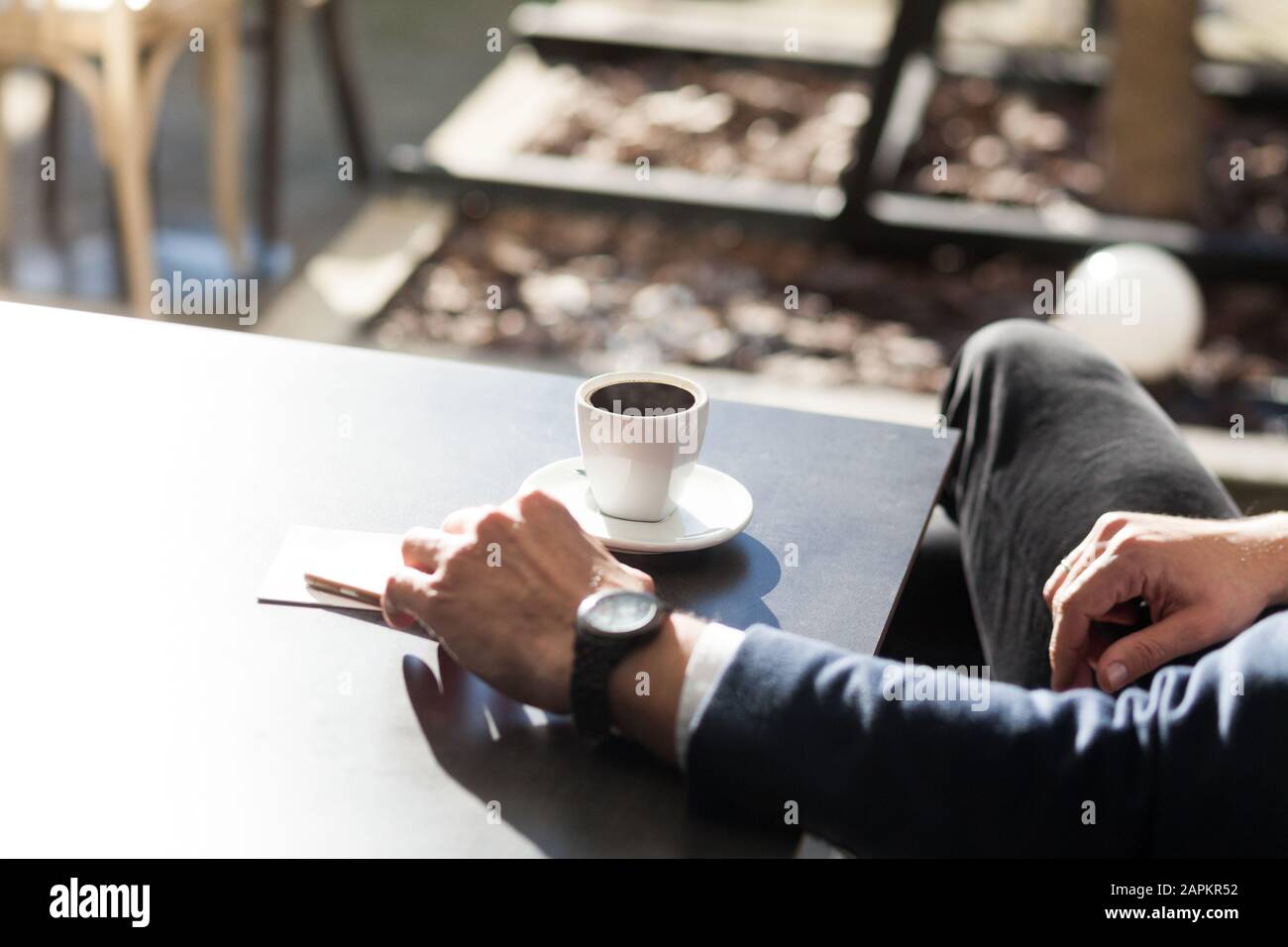 homme buvant du café dans un café extérieur Banque D'Images