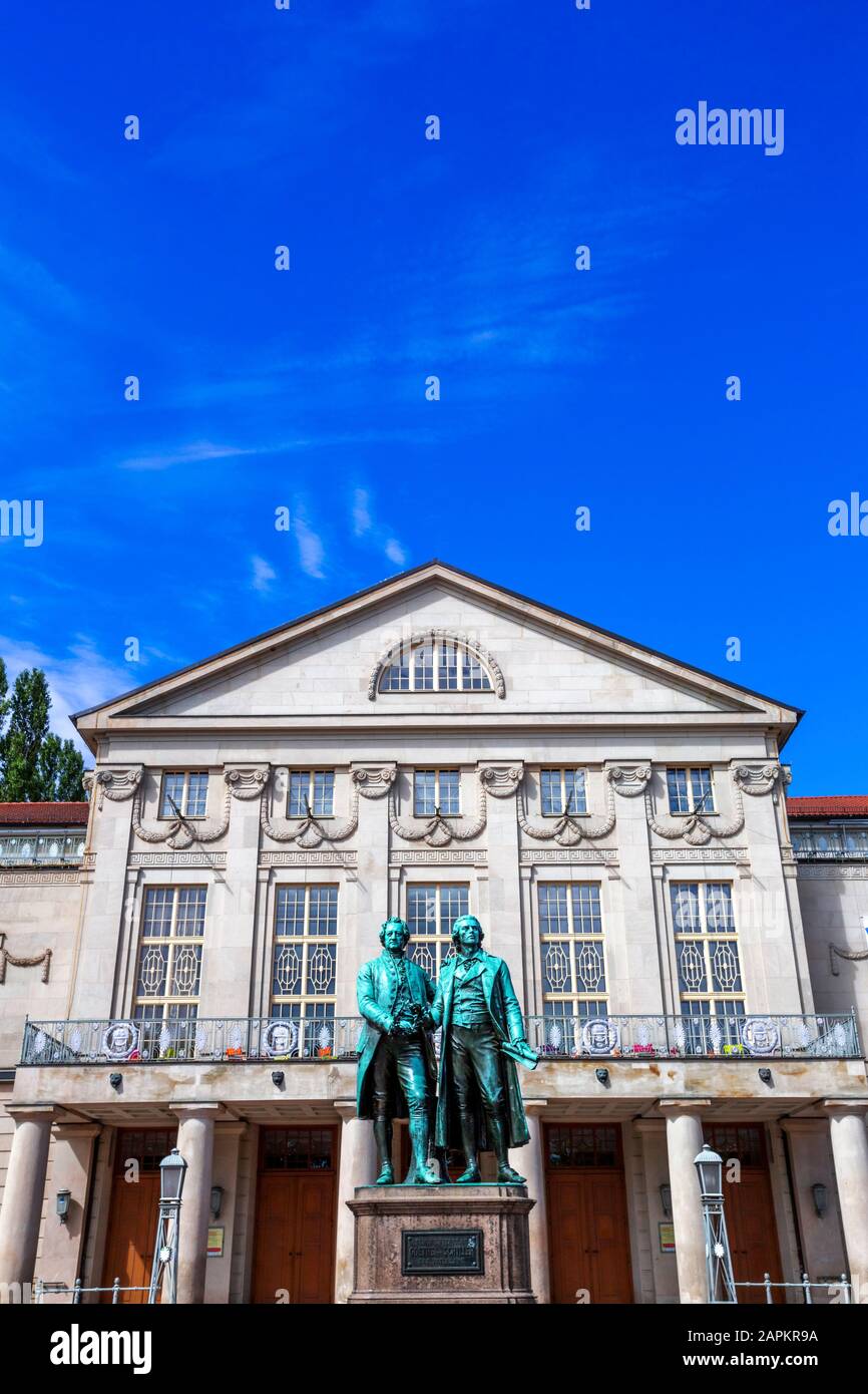 Allemagne, Thuringe, Weimar, Schiller et Goethe Monument devant le théâtre Banque D'Images