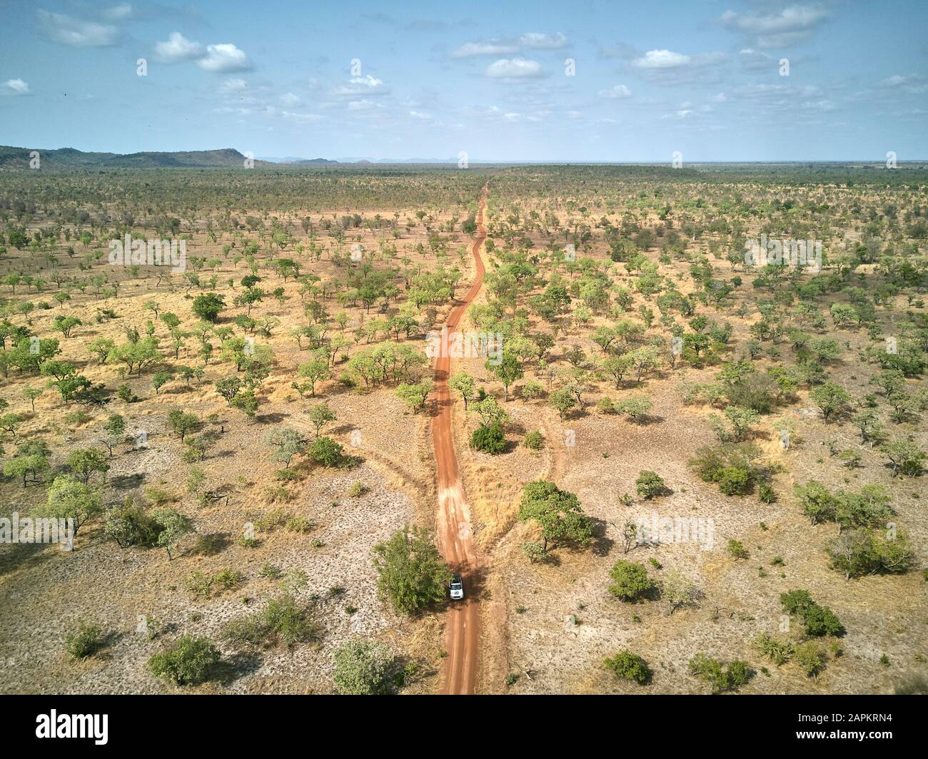 Bénin, vue aérienne de 4 x 4 voitures en voiture le long de la route de terre dans le parc national Pendjari Banque D'Images