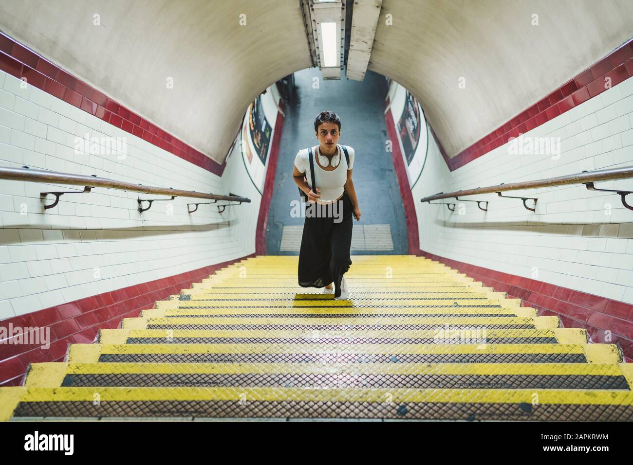 Femme quittant la station de métro Banque D'Images