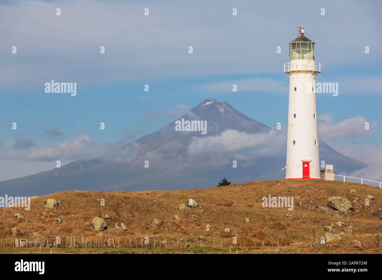 Nouvelle-Zélande, district de Taranaki Sud, Pungarehu, phare du Cap Egmont avec volcan du mont Taranaki en arrière-plan Banque D'Images