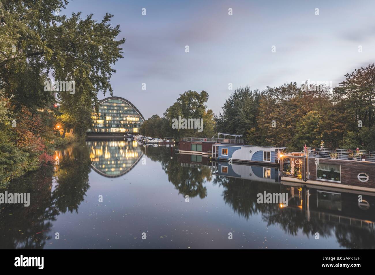 Allemagne, Hambourg, canal de la rivière Elbe avec bâtiment de bureau Berlin Arch en arrière-plan Banque D'Images