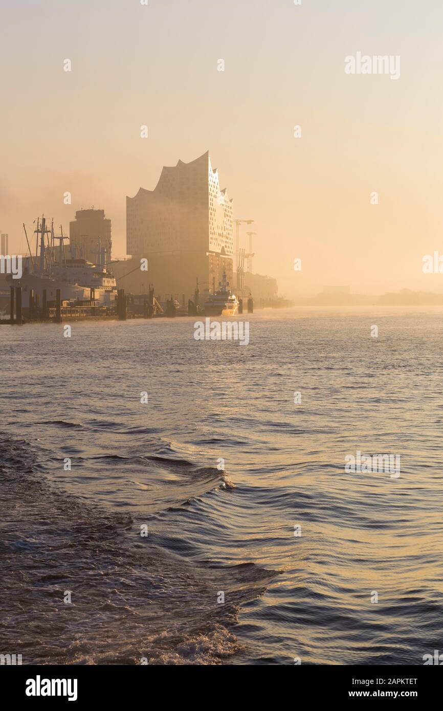 Allemagne, Hambourg, Silhouette de Elbphilonie vu à travers la rivière au lever du soleil Banque D'Images