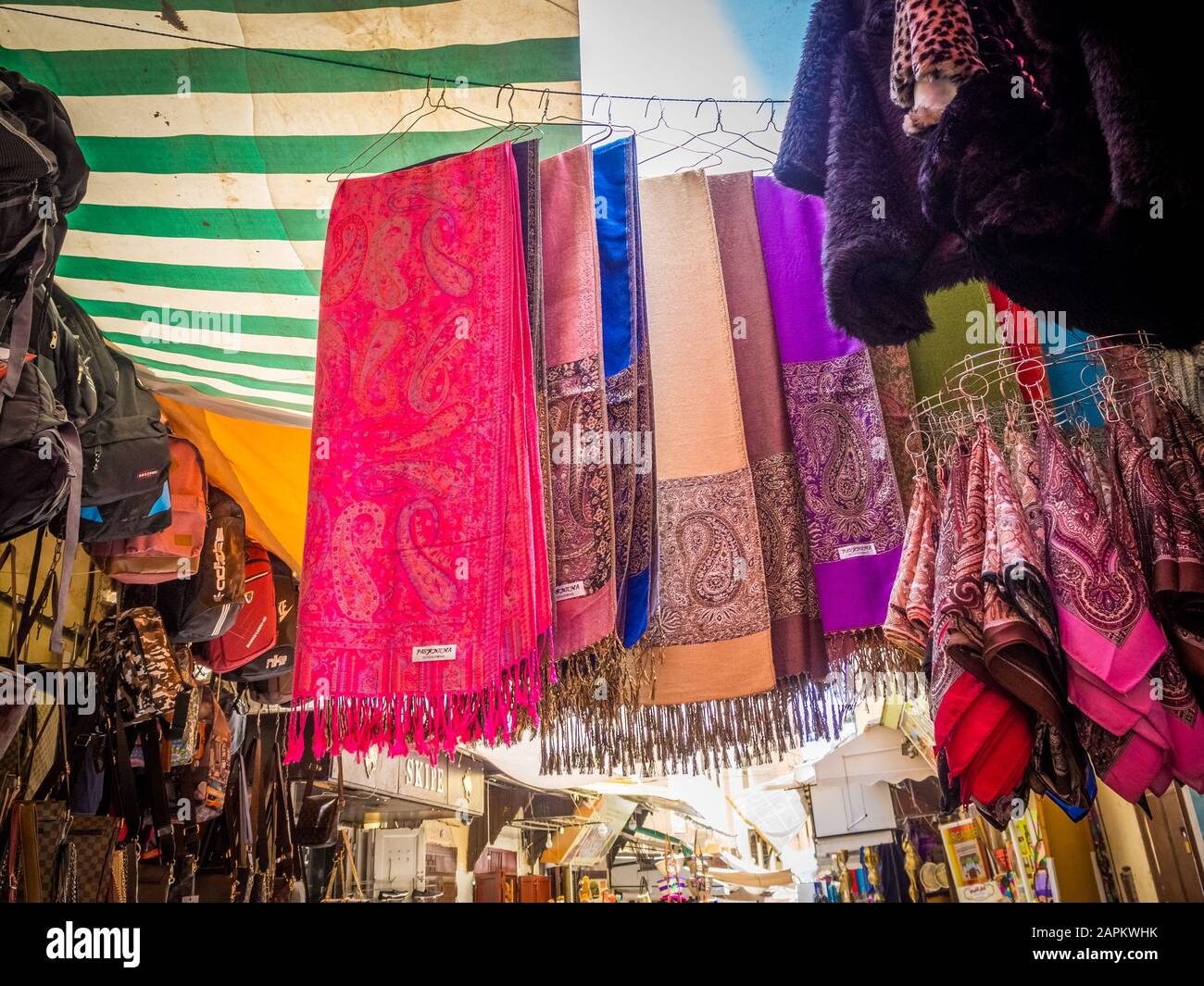 Foulards traditionnels marocains colorés et des châles à Fes, Maroc  également connu sous le nom de touareg shesh (turban). Des tissus faits à  la main. Fez Souk marché foulards Photo Stock -