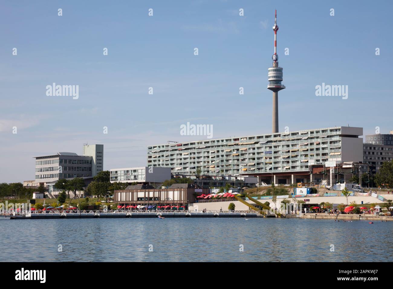 Autriche, Vienne, Copa Beach avec Danube Tower en arrière-plan Banque D'Images