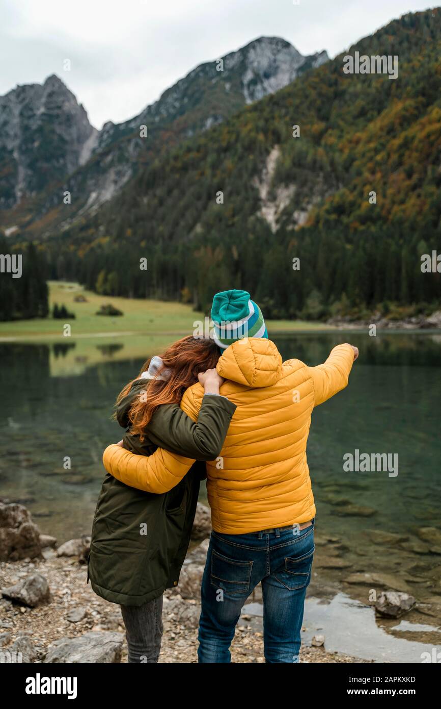 Vue arrière du couple à Laghi di Fusine, Friuli Venezia Giulia, Italie Banque D'Images