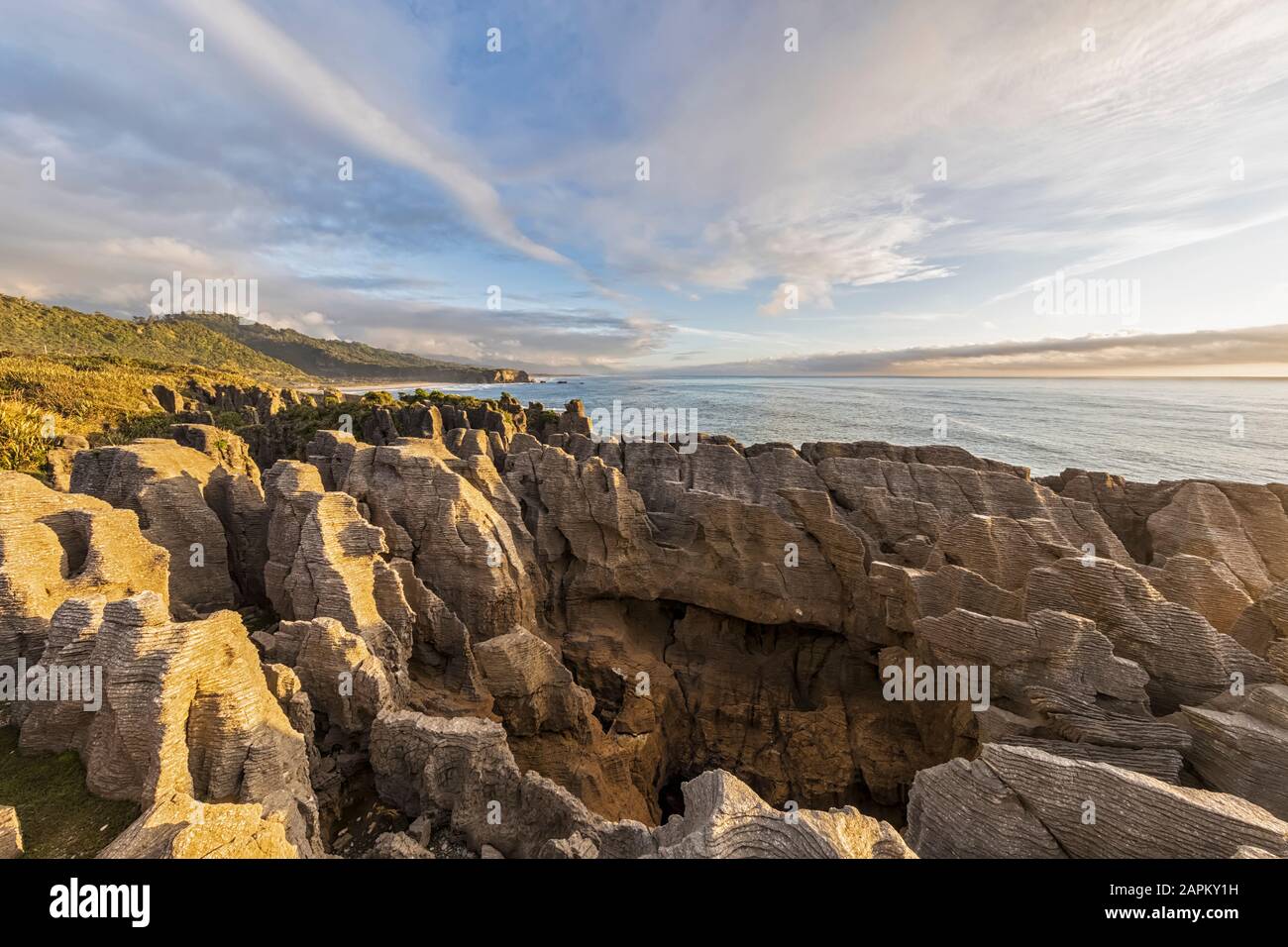 Nouvelle-Zélande, quartier de Buller, Punakaiki, formation de Limestone Pancake Rocks et trou de soufflage côtier au crépuscule Banque D'Images