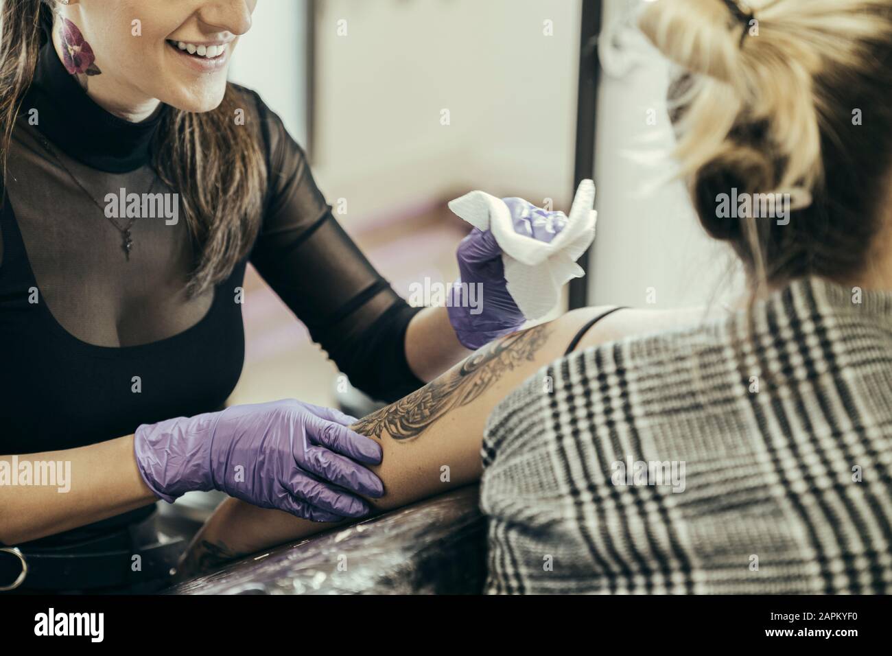 tatouage féminin bras supérieur du client féminin Banque D'Images