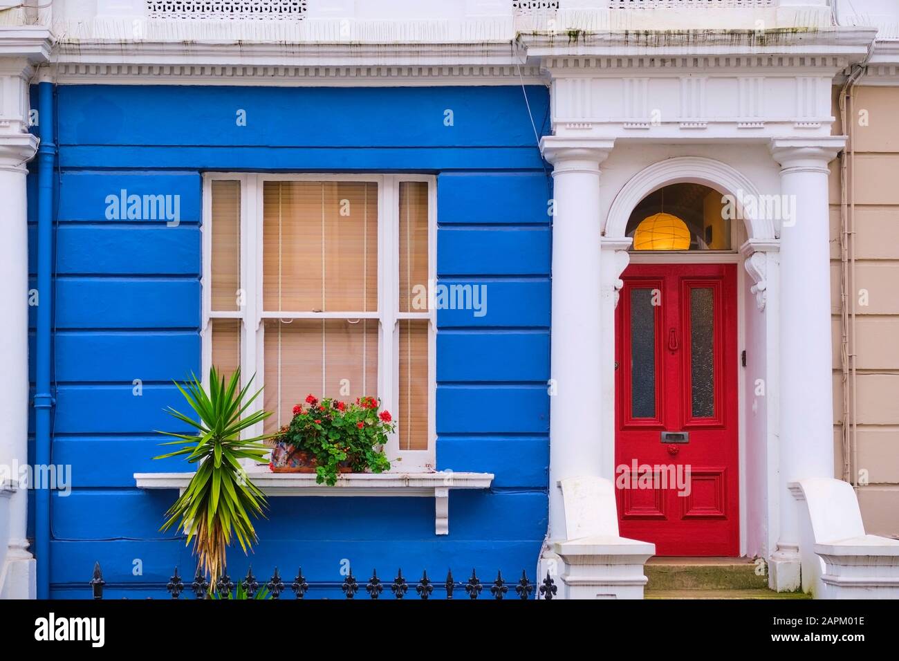 Royaume-Uni, Angleterre, Londres, entrée de maison colorée à Notting Hill Banque D'Images