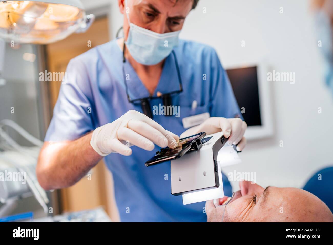 Gros plan du dentiste prenant une photo de prothèses dentaires avec un appareil photographique spécial Banque D'Images