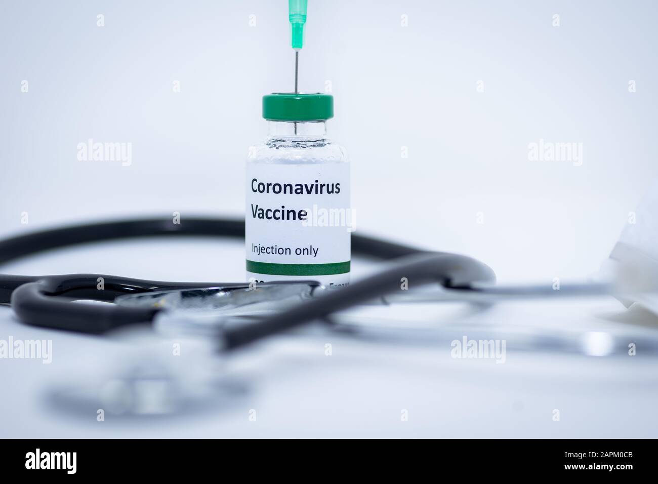 Flacon de vaccin contre le coronavirus avec stéthoscope et seringue Banque D'Images