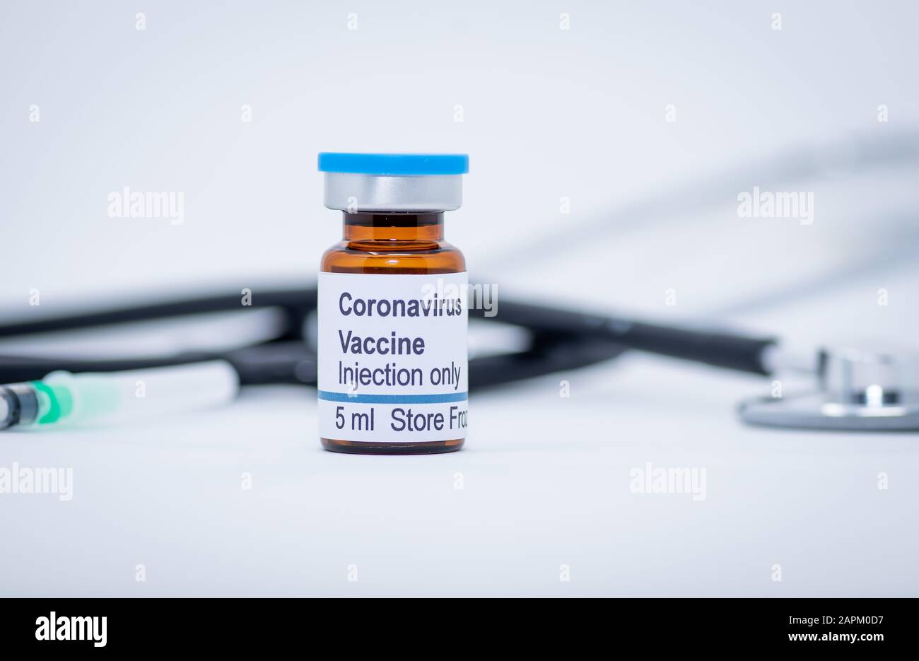 Flacon de vaccin contre le coronavirus avec stéthoscope et seringue Banque D'Images