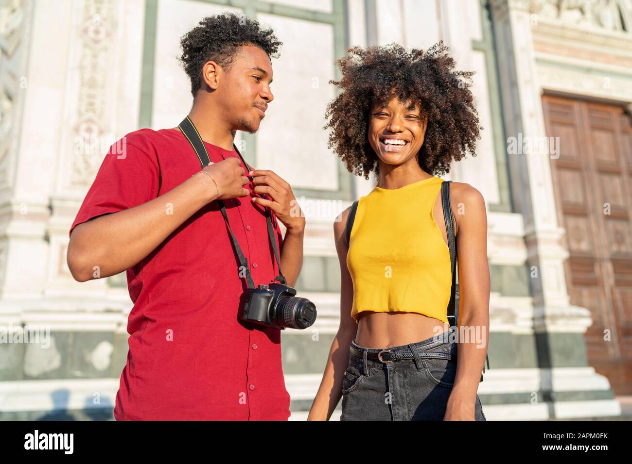 Un couple de jeunes touristes heureux explorant la ville, Florence, Italie Banque D'Images