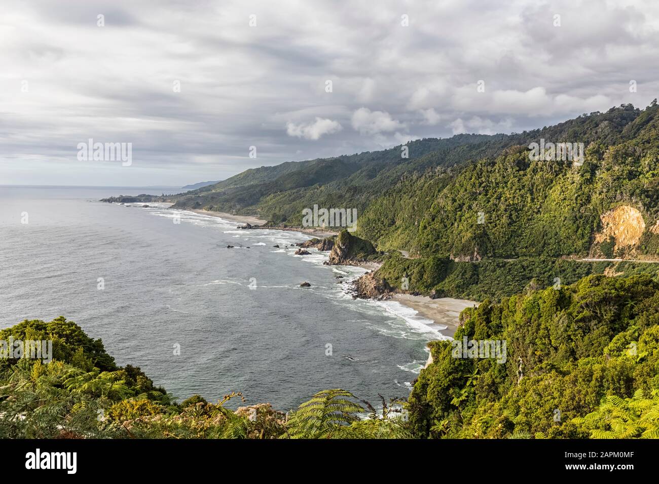 Nouvelle-Zélande, île du Sud, côte ouest, Cap Foulwind, baie de Meybille, littoral avec autoroute Banque D'Images