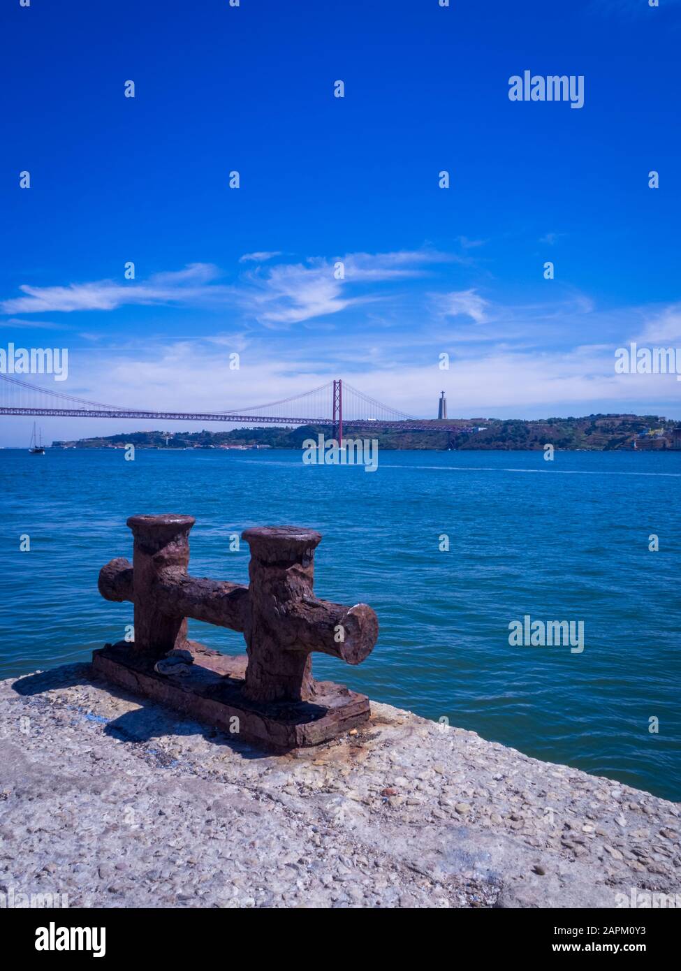 Bollard rouillé sans corde d'amarrage à Rio Tejo, Lisbonne Banque D'Images