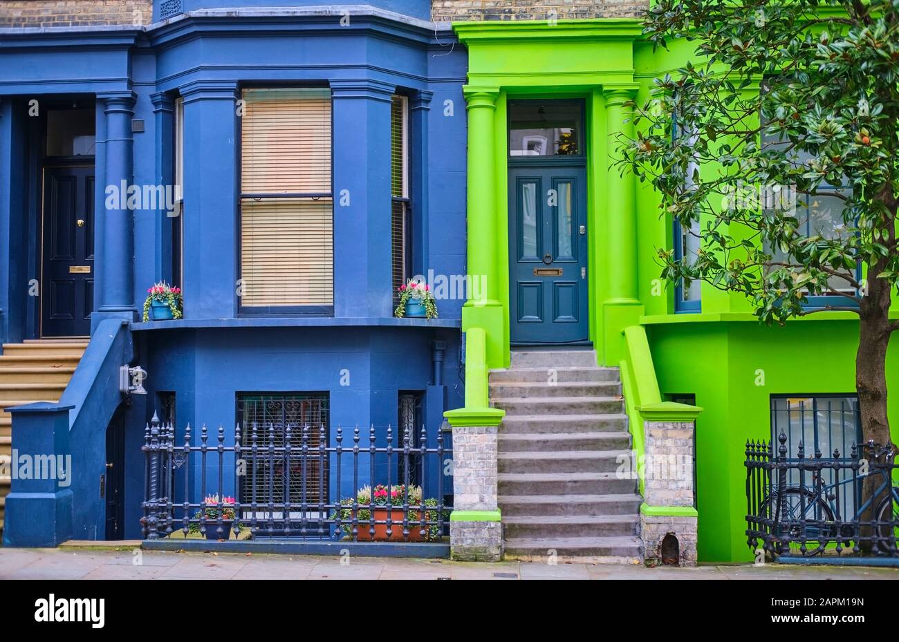 Royaume-Uni, Angleterre, Londres, entrée de maison colorée à Notting Hill Banque D'Images