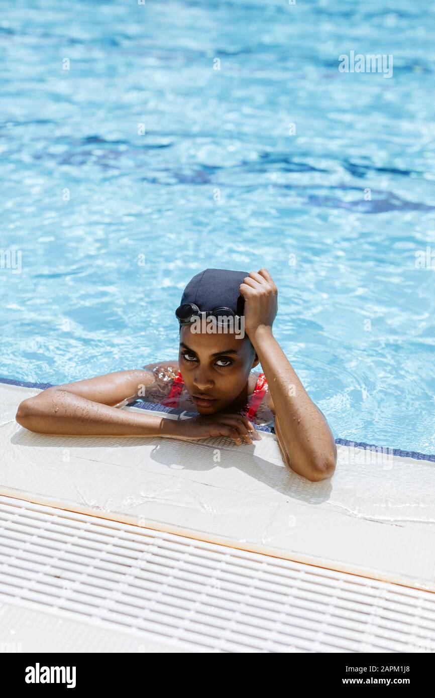 Portrait de la jeune femme dans la piscine Banque D'Images