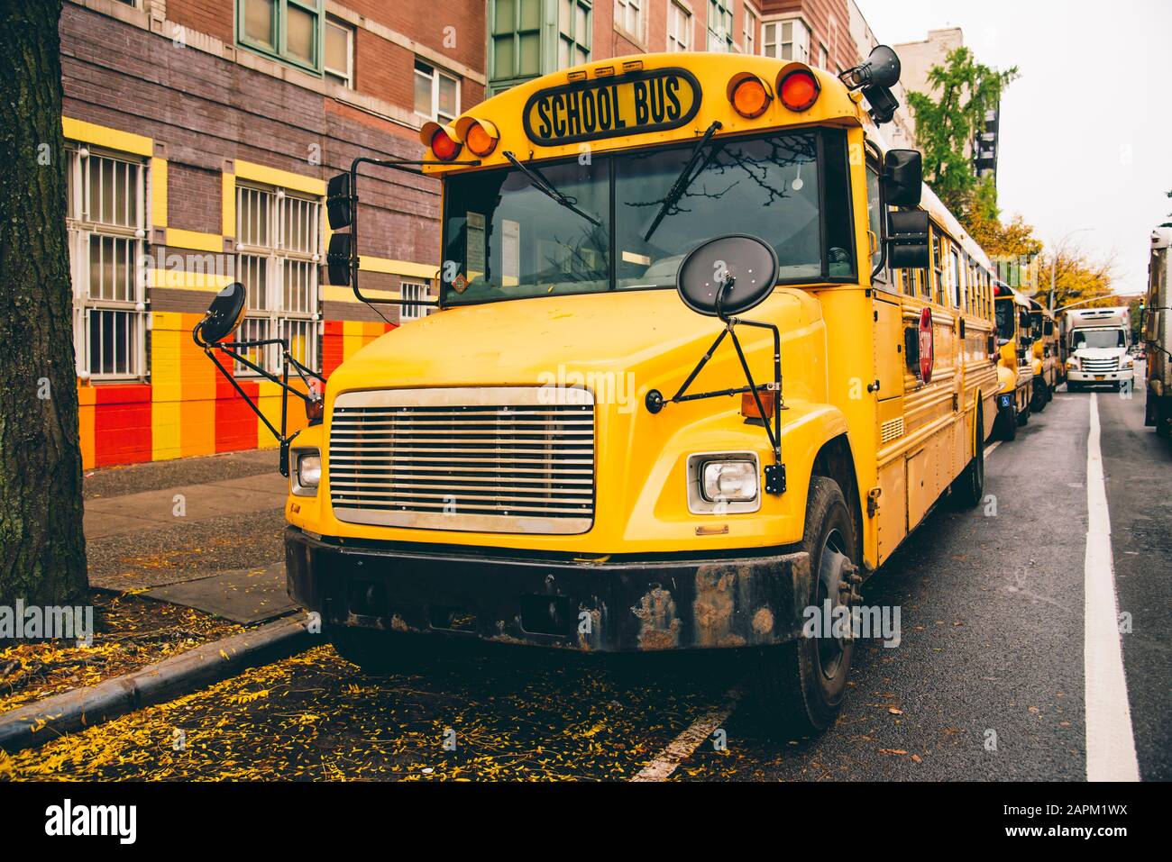 États-Unis, New York, New York City, bus de l'école dans la rue Banque D'Images