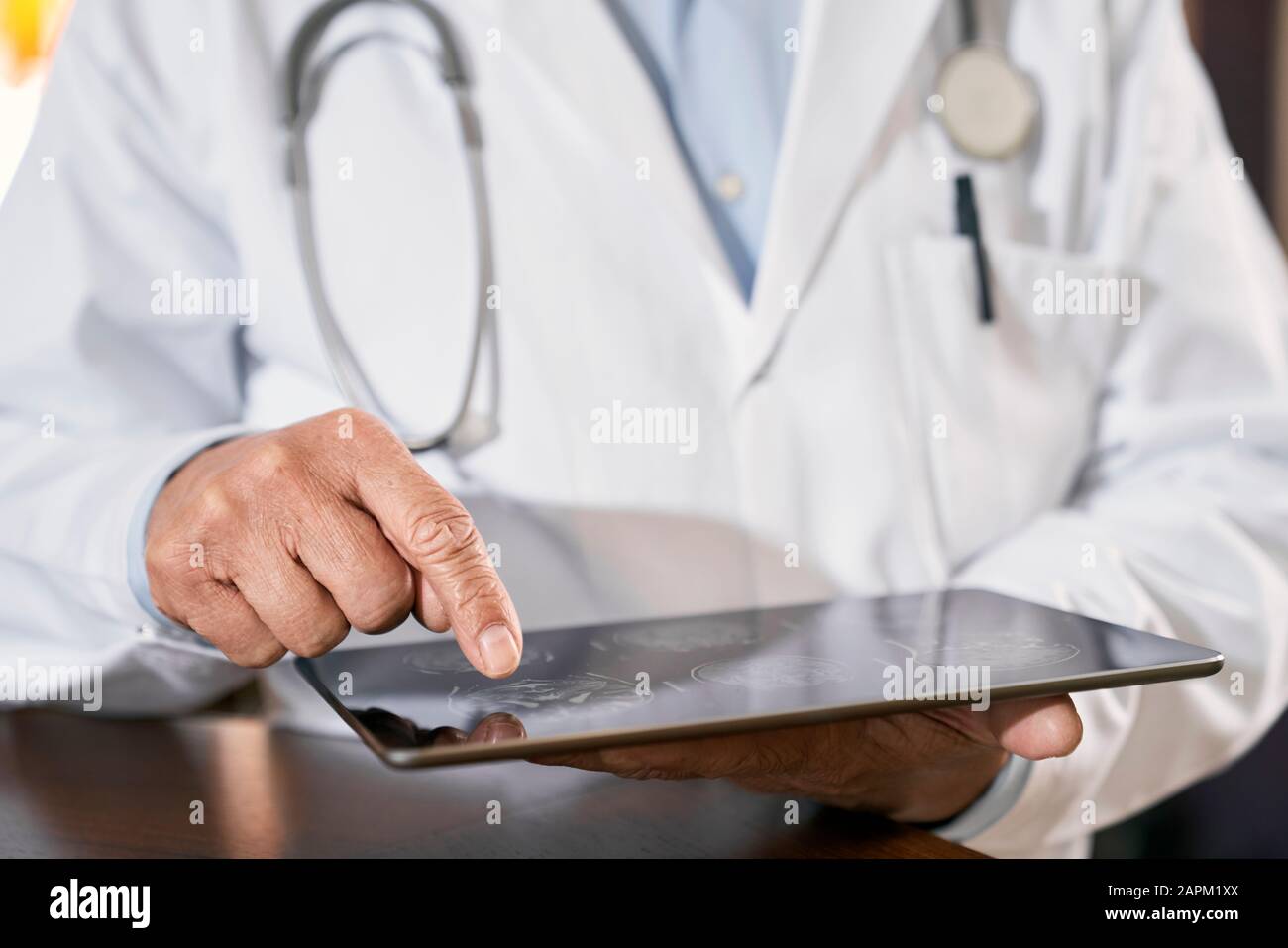 Gros plan du médecin utilisant une tablette Banque D'Images