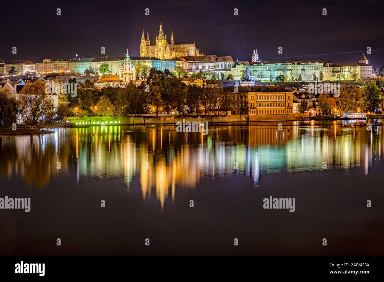 La République tchèque, Prague, la Vltava, le château de Prague et les bâtiments environnants la nuit Banque D'Images