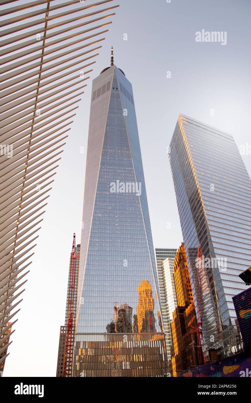 États-Unis, New York, New York City, vue à angle bas sur un World Trade Center Banque D'Images
