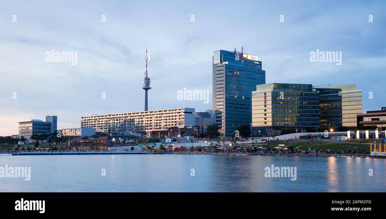Autriche, Vienne, Copa Beach avec tour du Danube et gratte-ciel de bureau en arrière-plan Banque D'Images