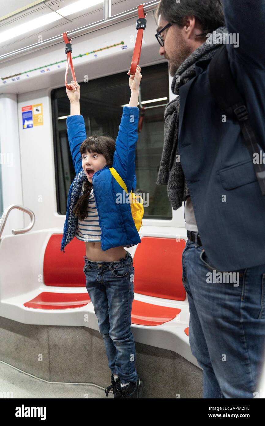 Père et fille en métro Banque D'Images