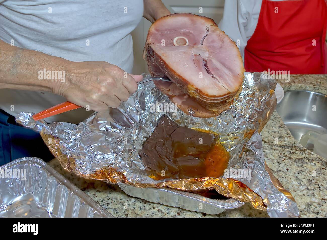 Un jambon fraîchement cuit est sorti de sa poêle pour Le Dîner de Noël. Banque D'Images