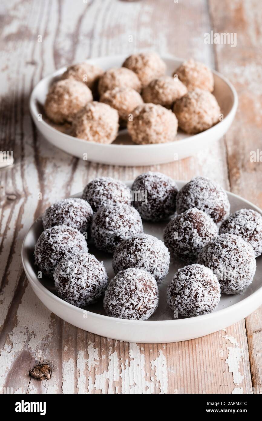 Boulettes de protéines végétaliennes avec millet, noix de coco, cacao et noix Banque D'Images