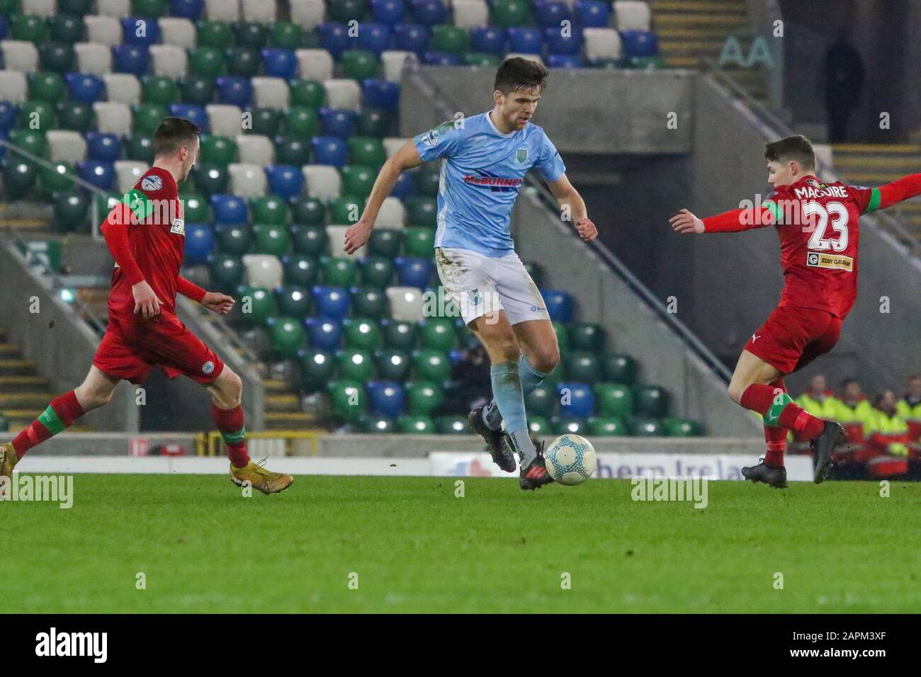 Windsor Park, Belfast, Irlande Du Nord, Royaume-Uni. 21 janvier 2020. Comté De Toal Antrim Shield Final 2020. Cliftonville / Ballymena United (bleu ciel). Adam Lecky en action pour Ballymena United. Deux jours plus tard, Lecky était l'un des deux joueurs de la Ligue irlandaise qui, selon les journaux locaux, étaient considérés comme les cibles des autres membres de la présidence de Glentoran. Les frais cités pour chaque joueur, s'ils sont acceptés, seraient un dossier de transfert national pour la Ligue irlandaise. Banque D'Images