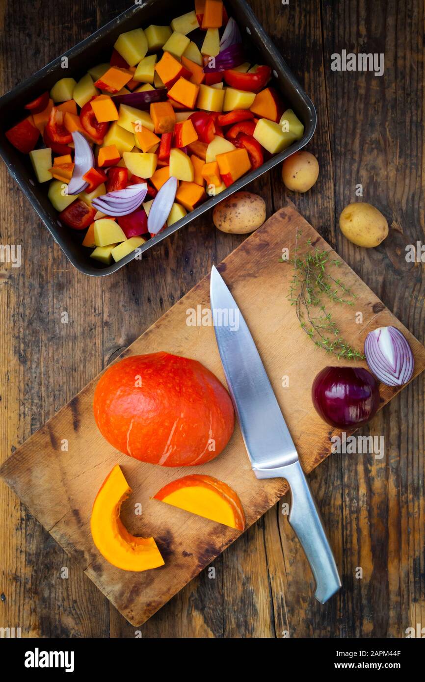 Légumes hachés : citrouille hokkaido, pommes de terre, poivron et oignons rouges Banque D'Images